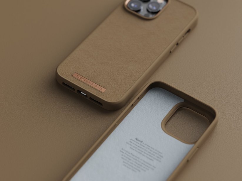 NJORD Comfort+ Suede Odolný kryt se semišovými zády pro iPhone 14 Pro Max, hnědý