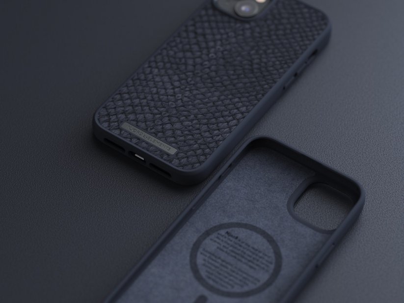 NJORD Salmon Leather MagSafe Odolný kryt z lososí kůže pro iPhone 14 Plus, tmavě šedý